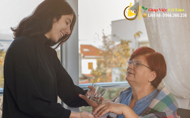 Chăm người già sống một mình và tạo kết nối xã hội.