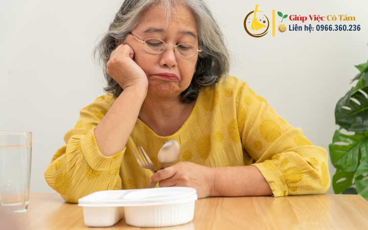 Chăm người già sống một mình hiệu quả hơn với lưu ý.