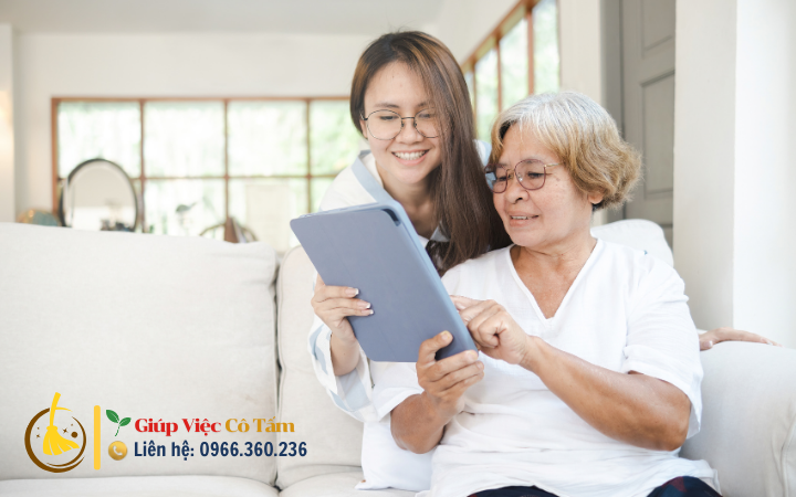 Chăm người già sống một mình với những lưu ý cần thiết.