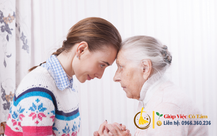 Đảm bảo cho chăm người già sống một mình được an toàn.