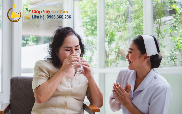 Thấu cảm khi chăm sóc ông bà cao tuổi của bạn.