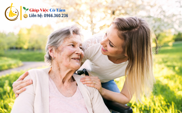 Chăm sóc ông bà cao tuổi trong những ngày lễ.