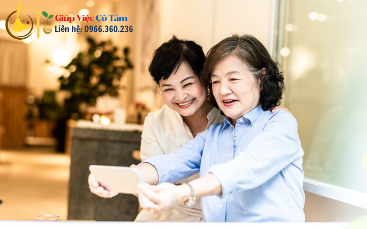 Bí quyết chăm sóc người già an toàn cho sức khỏe tốt.