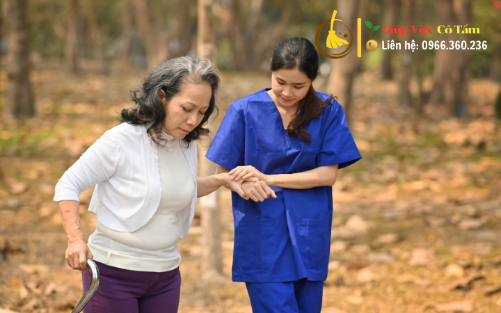 Chia sẻ kinh nghiệm chăm sóc người già an toàn.
