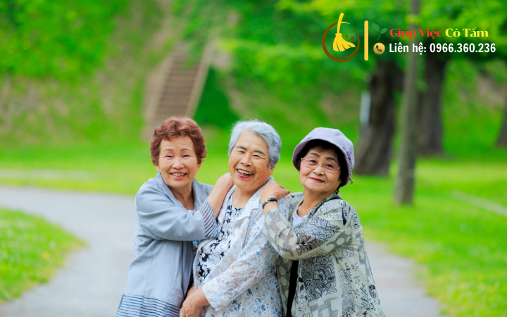 Gắn kết gia đình qua chăm sóc người già cô đơn.