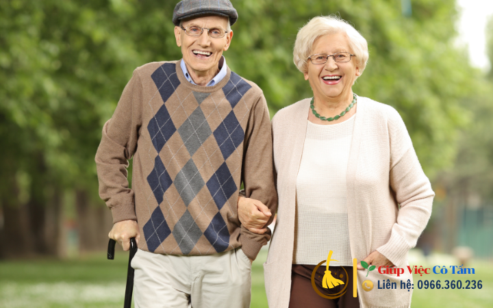 Tạo niềm vui trong chăm sóc người già cô đơn mỗi ngày.