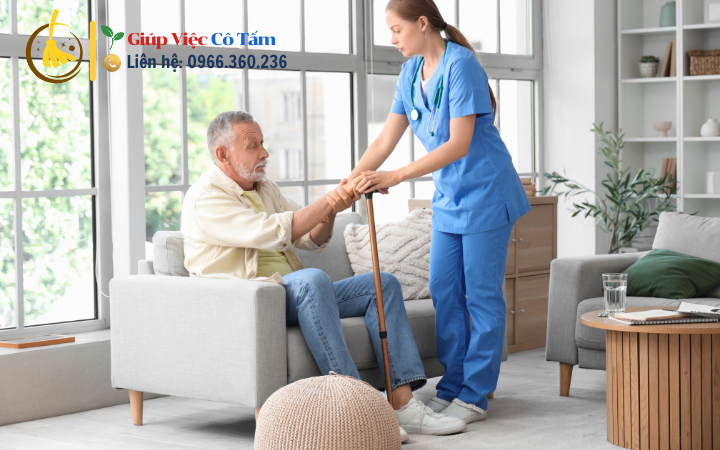 Tạo niềm vui khi chăm người già tại viện dưỡng lão.