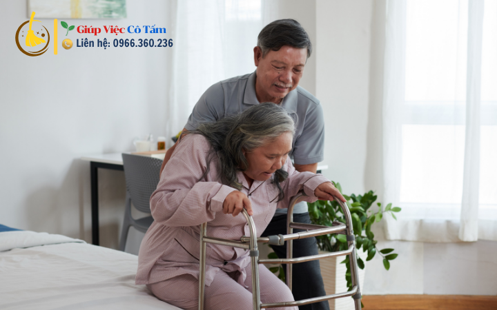 Chăm người già yếu khó đi lại, tìm hiểu nhu cầu của họ.