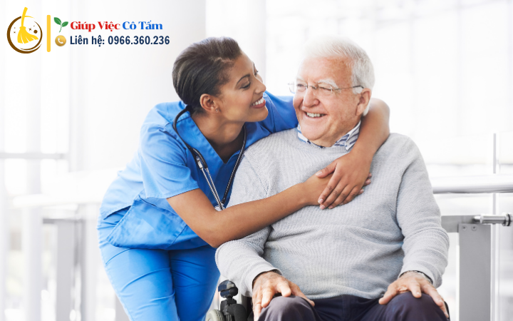 Đồng hành cùng người già yếu khó đi lại trong cuộc sống