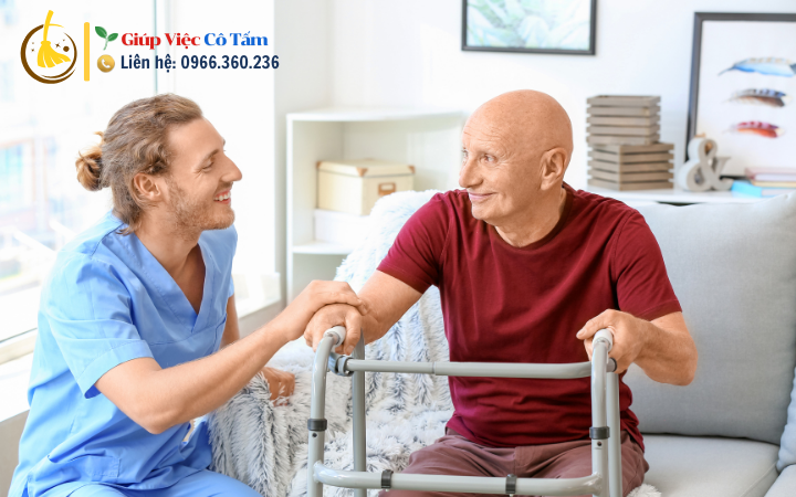 Ân cần chăm người già yếu khó đi lại mỗi giờ.