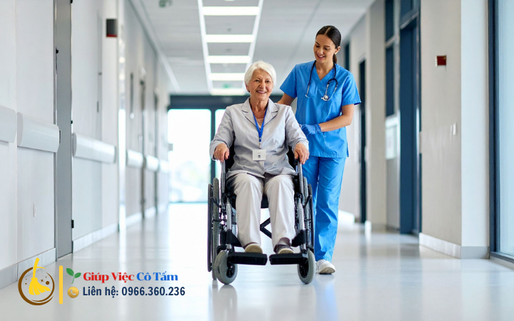 Chăm sóc người già yếu khó đi lại một cách dễ dàng.