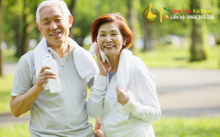 Giúp người già vui vẻ sống khỏe qua những buổi tập nhẹ nhàng.