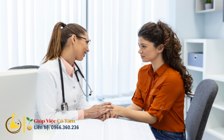Chăm người bệnh cần phục hồi sức khỏe qua vật lý trị liệu.