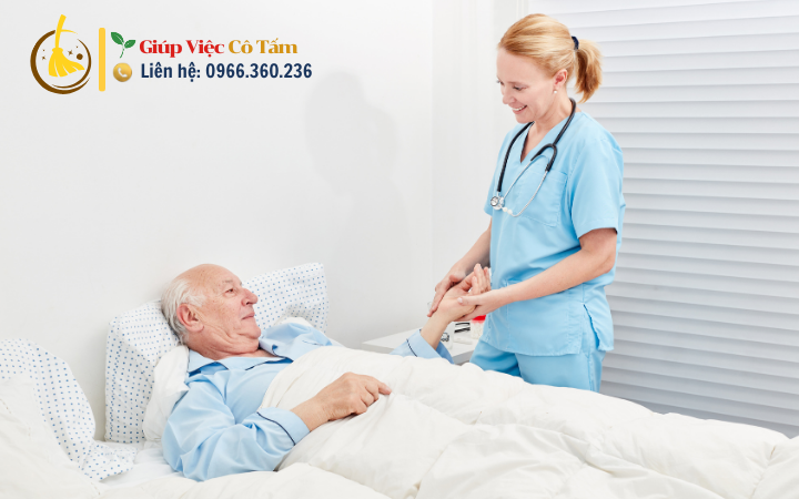 Chăm sóc người ốm tại gia đình giúp người bệnh thoải mái.