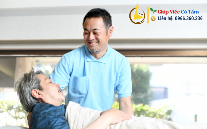 Giúp đỡ trong chăm sóc người già liệt giường hiệu quả.