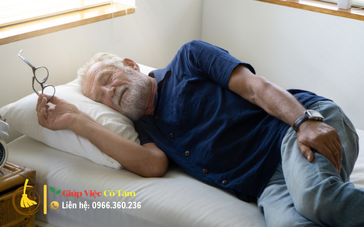 Chia sẻ kinh nghiệm chăm sóc người già liệt giường