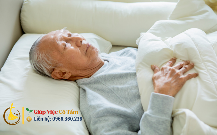 Cách chăm sóc người già liệt giường trong mùa đông.