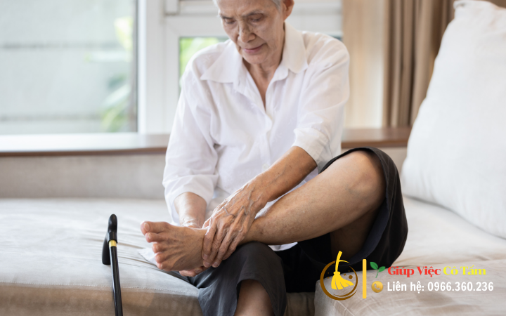 Chia sẻ bí quyết chăm sóc người già bị xương khớp.
