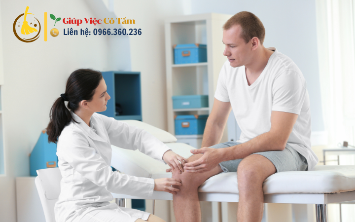 Thấu hiểu nỗi đau trong chăm sóc người già bị xương khớp.