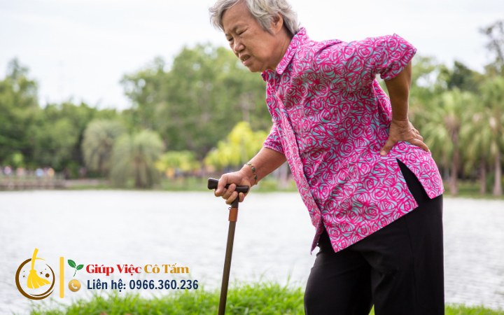 Giảm bớt gánh nặng trong chăm sóc người già bị xương khớp.