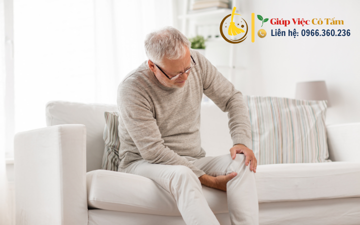Chăm sóc người già bị xương khớp trong thời tiết lạnh.