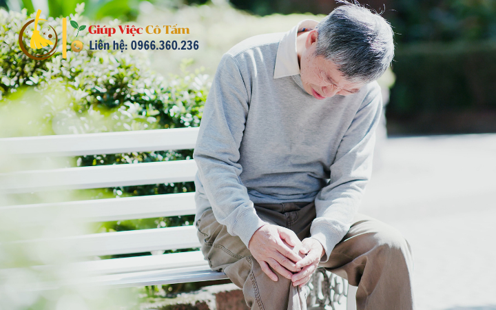 Chăm sóc người già bị xương khớp qua hoạt động vật lý trị liệu.