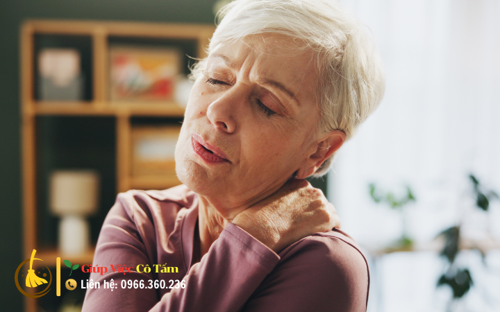 Chăm sóc người già bị xương khớp và dinh dưỡng hợp lý.