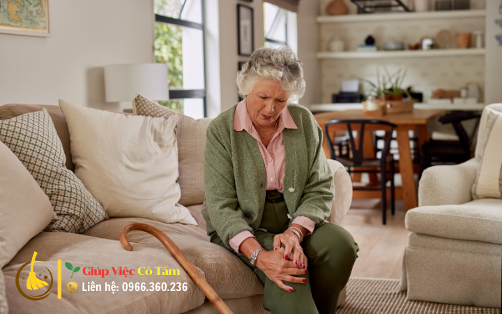Chăm sóc người già bị xương khớp và thuốc giảm đau hiệu quả.