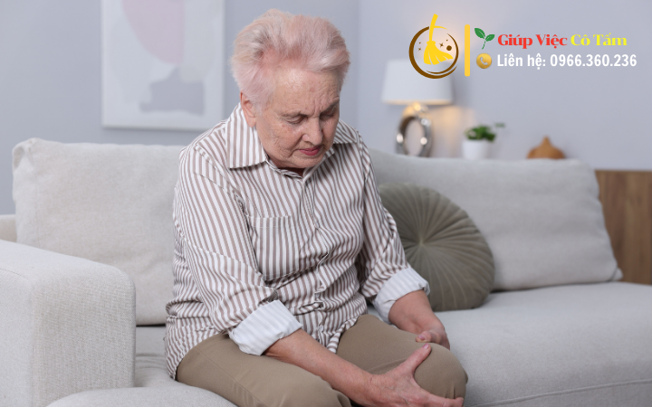 Tìm kiếm phương pháp chăm sóc người già bị xương khớp.