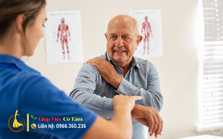 Chăm sóc người già bị xương khớp với những bài tập đơn giản.