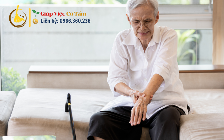 Giúp đỡ chăm sóc người già bị xương khớp đi lại khó khăn.