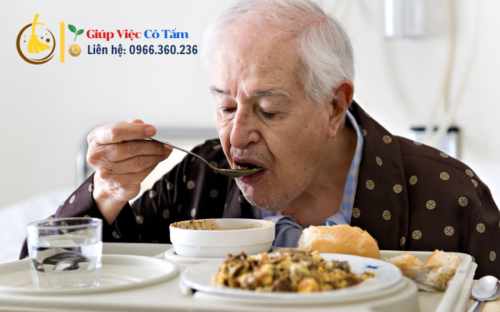 Chăm sóc người già bị thiếu máu qua chế độ ăn uống hợp lý.