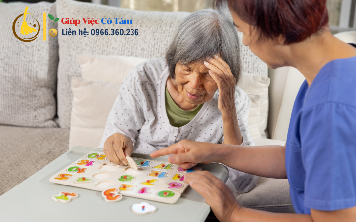 Chăm sóc tận tâm với điều dưỡng chăm sóc người già.