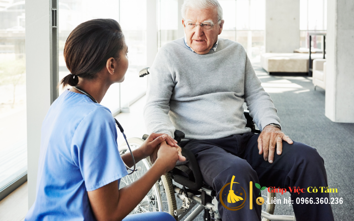 Cảm nhận sự thoải mái từ điều dưỡng chăm sóc người già.