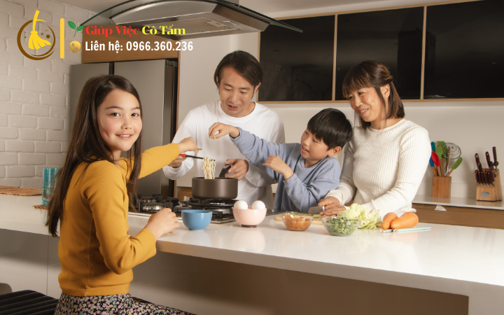 Khám phá cách đi chợ nấu ăn hiệu quả cho gia đình. Trong cuộc sống bận rộn ngày nay, việc đi chợ nấu ăn hiệu quả không chỉ giúp tiết kiệm thời gian mà còn đảm bảo bữa ăn dinh dưỡng cho gia đình. Bài viết này sẽ hướng dẫn bạn các mẹo thực tế, từ lập kế hoạch đến kỹ thuật nấu nướng, đồng thời giới thiệu vai trò hỗ trợ từ dịch vụ giúp việc chuyên nghiệp để cuộc sống dễ dàng hơn.
