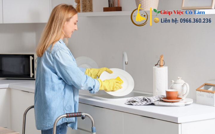 Thực hiện mẹo rửa bát đũa sạch trong vài bước đơn giản.