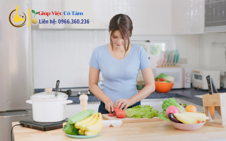 Cùng bạn bè nấu bữa cơm ngon và chia sẻ khoảnh khắc.