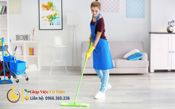 Dọn dẹp phòng khách để tạo sự thoải mái cho gia đình.