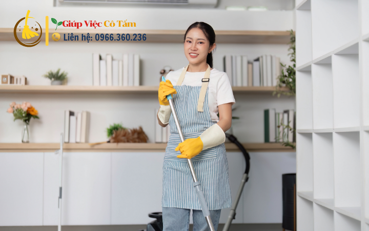Dọn dẹp phòng khách để tạo ấn tượng cho người đến chơi.