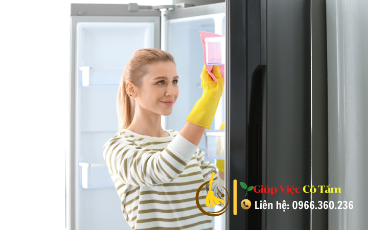 Sử dụng baking soda trong cách khử mùi tủ lạnh hiệu quả.