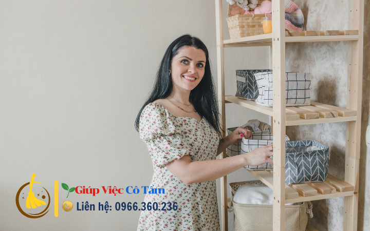 Sắp xếp tủ bếp ngăn nắp và sự phân chia không gian hợp lý.