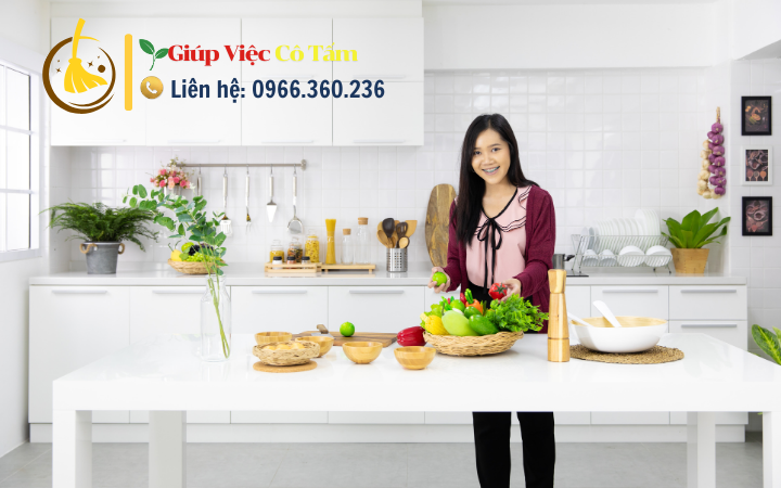 Sắp xếp tủ bếp ngăn nắp cho góc bếp gọn gàng hơn.