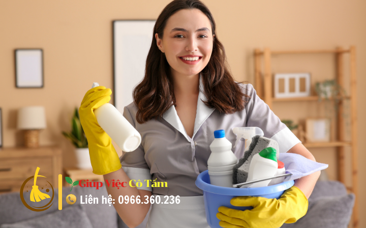 Dọn dẹp vệ sinh phòng khách để giữ không gian sạch sẽ.