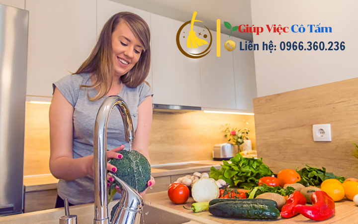 Sơ chế thực phẩm tươi sống để an toàn thực phẩm.