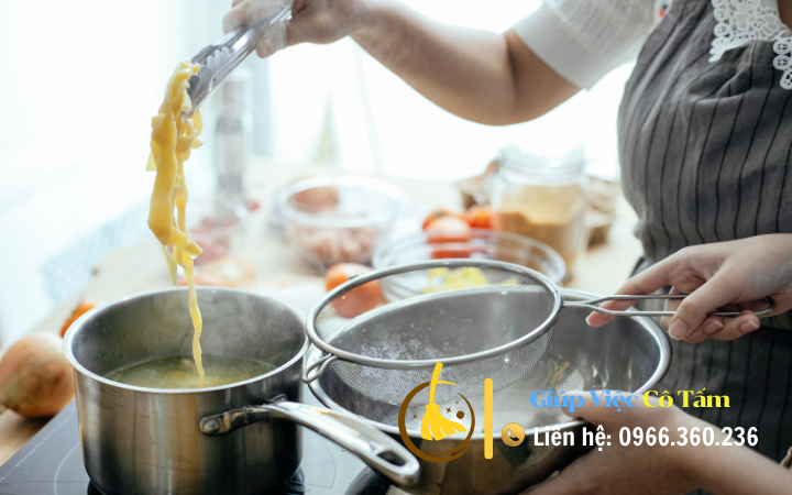 Việc chuẩn bị nguyên liệu nấu ăn giúp tiết kiệm thời gian