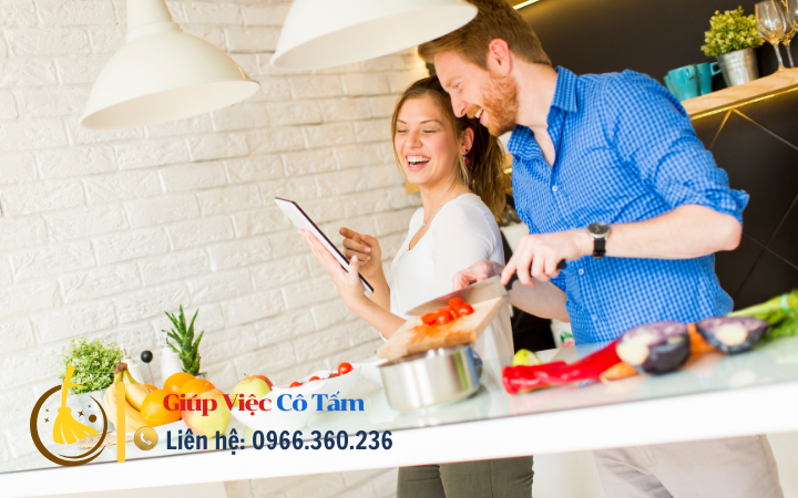 Chuẩn bị nguyên liệu nấu ăn làm phong phú bữa cơm.