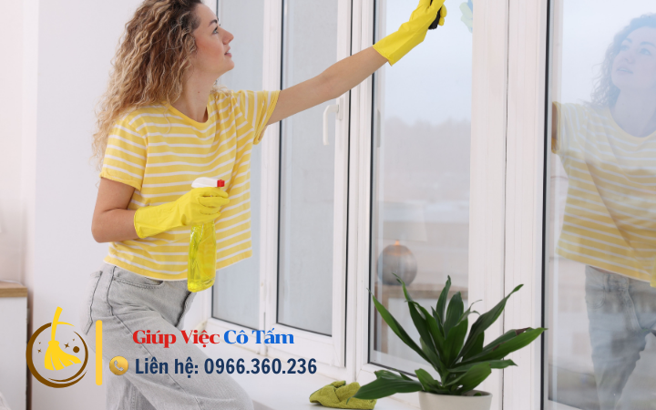 Áp dụng bí quyết lau kính không vết nhanh chóng.