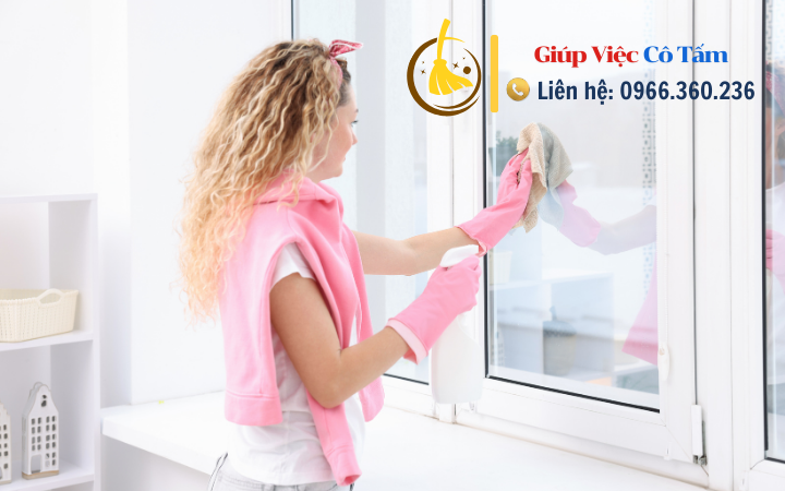 Mỗi ngày với bí quyết lau kính không vết dễ dàng.