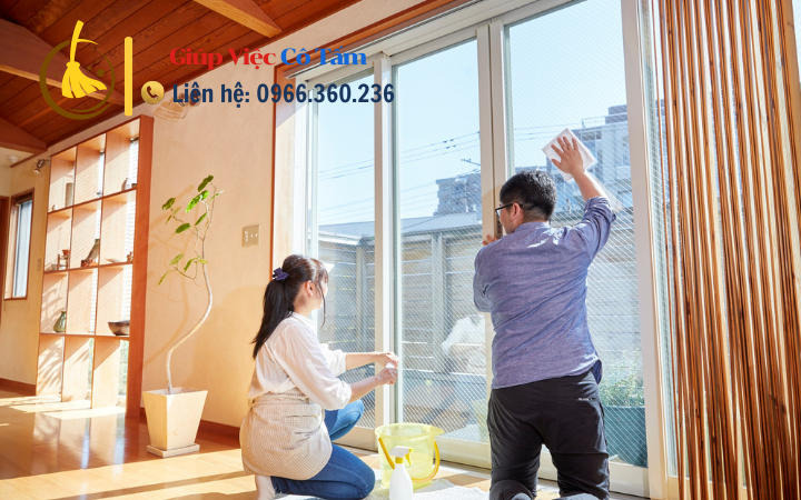 Nâng niu không gian với bí quyết lau kính không vết.